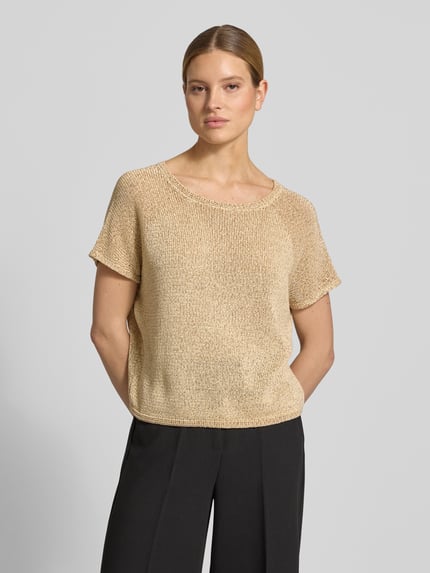 Frauenmodel trägt Relaxed Fit Strickpullover mit kurzem Arm von s.Oliver BLACK LABEL in Melange-Optik, Rundhals, Kurzarm, Strick, Nahaufnahme Oberkörper.