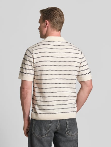 Männermodel trägt Regular Fit poloshirt aus reiner katoen van Tom Tailor in crème met fijne strepen, Heren, Ganzkörperansicht Rückansicht.