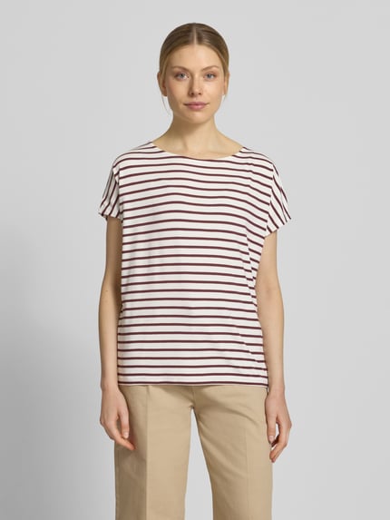 Kobiece model prezentuje T-Shirt mit Rundhalsausschnitt od Christian Berg Woman z mieszanki wiskozy ze stretchem, prosty krój, okrągły dekolt, rękawki typu kappa, długość tyłu w rozmiarze S: 57 cm, białe i bordowe paski, widok całej sylwetki z przodu