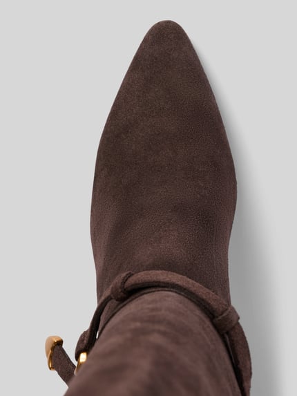 Produktfoto, Overknees aus echtem Leder Modell 'Sirrens' von Steve Madden in Braun, spitze Form, glatte Struktur, Detailaufnahme