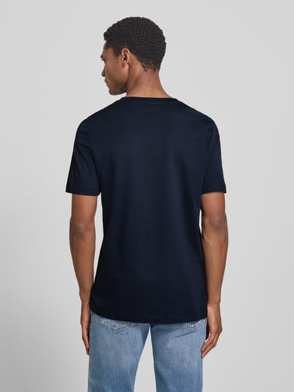 Mężczyznamodel nosi Regular Fit T-Shirt aus reiner Baumwolle von s.Oliver RED LABEL w kolorze granatowym, prosta forma, gładka faktura, Ganzkörperansicht Rückansicht.