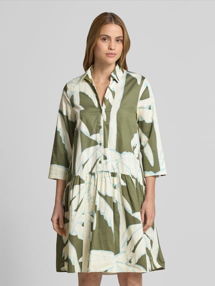 Frauenmodel trägt Knielanges Hemdblusenkleid mit Eingrifftaschen von Christian Berg Woman, Reine Baumwolle, A-Linie, Allover-Look, Knopfleiste, Ganzkörperansicht von vorne.