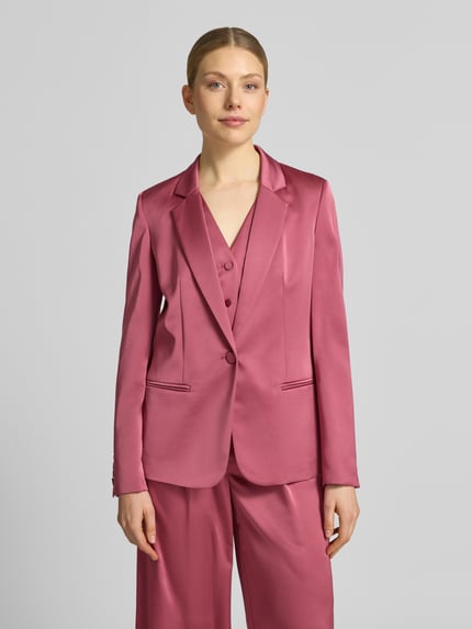 Frauenmodel trägt Slim Fit Blazer mit Paspeltaschen von Jake*s Cocktail aus Satin mit Reverskragen und Knopfverschluss, Ganzkörperansicht von vorne.
