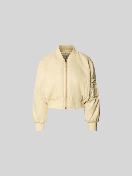 Produktfoto, Bomberjacke mit Stehkragen von Anine Bing in Creme mit Reißverschluss, Eingrifftaschen, elastische Abschlüsse, Regular-Fit, Rückenlänge bei Größe S 50 cm, Brustweite 60 cm, Ärmellänge 58 cm, glatte Oberfläche, schlichte Optik.