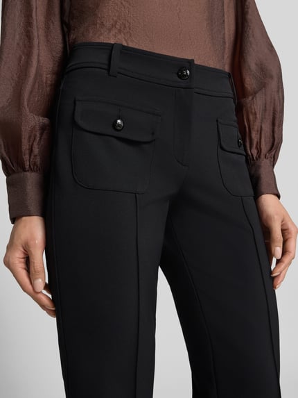 Frauenmodel trägt Slim Fit Schmale Hose mit aufgesetzten Taschen Modell 'FARAH' von CAMBIO, dunkler Stoff, glatte Struktur, Nahaufnahme Oberkörper, Damen Schmale Hose von CAMBIO.