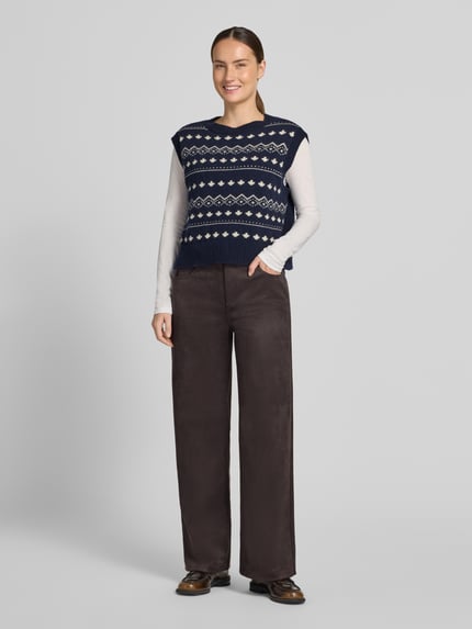 Frauenmodel trägt Hose mit Eingrifftaschen von COMMA, braun, Regular Fit, Stretch, Material-Mix, mit Knopf und Reißverschluss, Ganzkörperansicht von vorne.