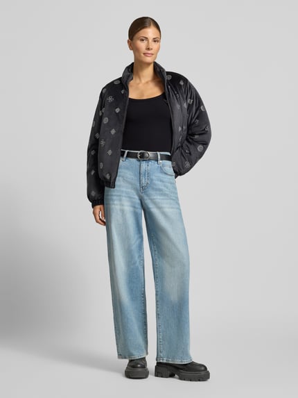 Frauenmodel trägt Longsleeve in Ripp-Optik Modell 'COLETTE' von GUESS Activewear, schwarz, Slim Fit, Rundhalsausschnitt, Ganzkörperansicht von vorne.