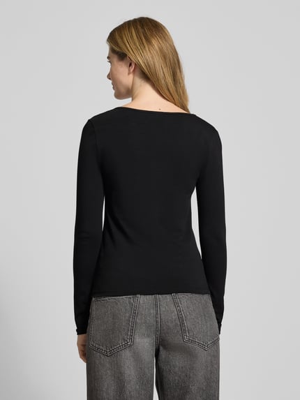 Frauenmodel trägt Longsleeve mit geripptem Rundhalsausschnitt von ZABAIONE, schwarz, Slim Fit, Baumwoll-Elasthan-Mix, Ganzkörperansicht Rückansicht.