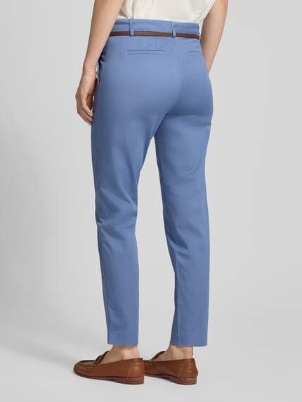 Vrouwenmodel draagt Hose in verkürzter Passform mit Gürtel van Christian Berg Woman in lichtblauw, katoen- en viscosemix, slim fit, met riem, verkorte pasvorm, bandwijdte maat 36: 41 cm, binnenbeenlengte maat 36: 72 cm, volledige lichaamsaanzicht achteraan
