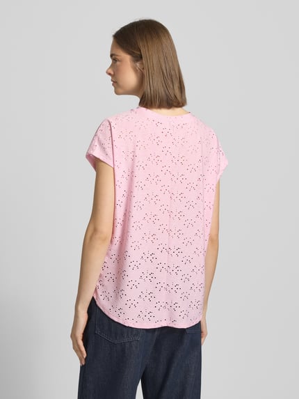Vrouwenmodel draagt Relaxed Fit T-shirt met etskanteffect model 'SMILLA' van Only in lichtroze, dames t-shirt look, korte mouw, ronde hals, pasvorm relaxed fit, rugaanzicht, ganzkörperansicht rückansicht.