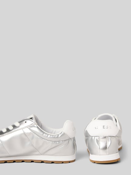 Produktfoto, zilverkleurige Dames sneakers met Logodetail, afgeronde pasvorm, vetersluiting, profielzool, Model 'Tiah' van Guess, hakhoogte 2 cm, schachthoogte 7 cm, schachtbreedte 8 cm
