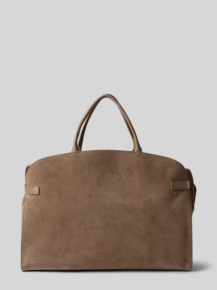 Produktfoto, Handtasche mit Logo-Detail Modell 'Sabine' von Coccinelle in Braun, geteiltes Hauptfach, glatte Textur, Kontext: Damen Handtasche von Coccinelle, geteiltes Hauptfach mit Magnetverschluss, verstellbarer Schulterriemen, Modell 'Sabine', Logo-Detail, Innenfach mit Reißverschluss, Breite 44 cm, Länge 32 cm, Tiefe 16 cm, Länge Schulterriemen 106 cm.