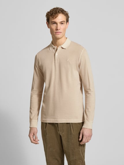 Männermodel draagt Regular Fit Poloshirt aus reiner Baumwolle van Marc O'Polo in effen beige, lange mouwen, logostiksel, Jersey. Ganzkörperansicht van voren.