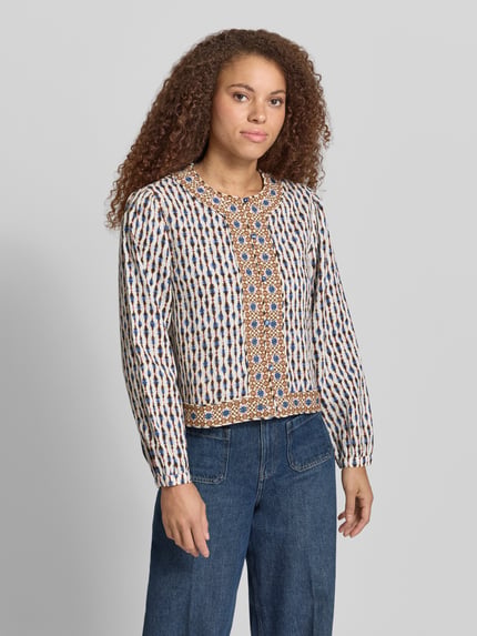 Frauenmodel trägt Regular Fit Blouson aus reiner Baumwolle Modell 'KIM' von Pepe Jeans mit Optik:Allover-Muster, Nahaufnahme Oberkörper.