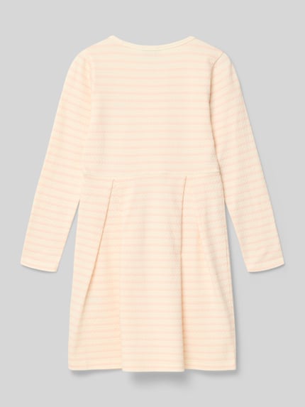 Mädchen trägt Regular Fit Kleid mit Logo-Stitching von Steiff aus elastischem Baumwoll-Mix, Strukturmuster, langärmelig, Kellerfalten, Ganzkörperansicht Rückansicht
