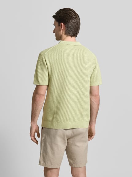 Mannelijk model draagt Regular fit Poloshirt met label-detail model 'ISAKSSON' van Casual Friday, zuiver katoen, polokraag, korte mouw, ruglengte maat M 67 cm, rugaanzicht.