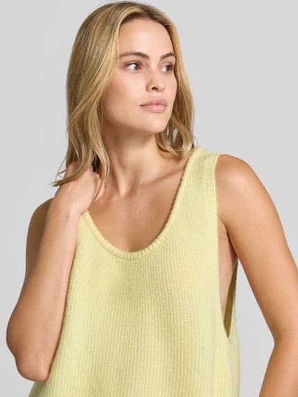 Frauenmodel trägt Relaxed Fit Pullunder aus Alpaka-Leinen-Mix Modell 'VITOW' von American Vintage, Strick-Optik, Nahaufnahme Oberkörper.