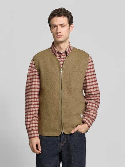 Männermodel trägt Weste aus Wolle mit Zweiwege-Reißverschluss Modell 'HANNES' von Samsøe Samsøe, beige, Regular Fit, Nahaufnahme Oberkörper.