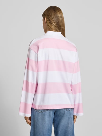 Vrouwenmodel draagt Relaxed Fit poloshirt uit puur katoen model 'VILMA' van JJXX met polokraag, langärmelig design, ruglengte maat S 62 cm, geheelaanzicht achterzijde.