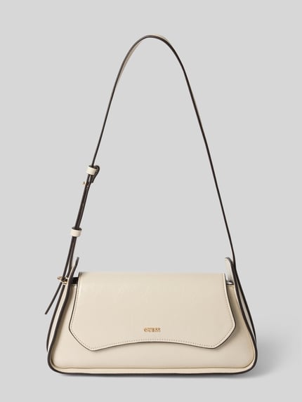 Produktfoto, Shoulder Bag in Leder-Optik Modell 'Xena' van GUESS, Hoofdvak met overslag, verstelbare schouderband, logodetail, magneetsluiting, Breedte 22 cm, Lengte 12 cm, Diepte 7 cm, bandlengte 70 cm, damesaccessoire in creme met gladde structuur en subtiele nerven