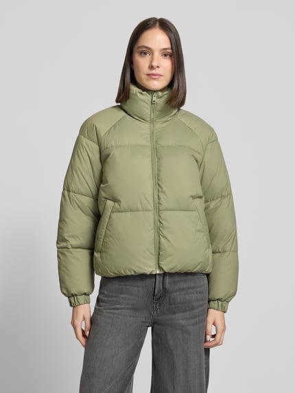 Frauenmodel trägt Pufferjacke mit Stehkragen Modell 'VMBRENDA' von VERO MODA, unifarben, cropped, Webware, Nahaufnahme Oberkörper.