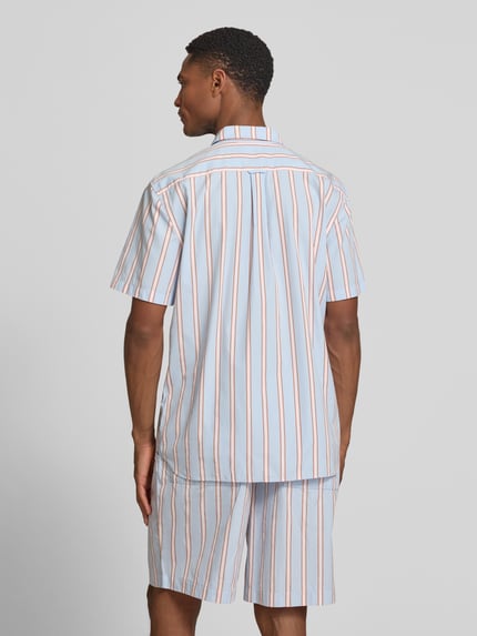 Männermodel trägt Regular Fit Freizeithemd aus reiner Baumwolle von Lacoste, gestreift, kurzarm, Popeline, Rückenpasse, Ganzkörperansicht Rückansicht.
