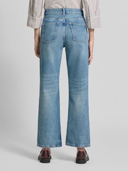 Frauenmodel trägt Straight Fit Jeans aus reiner Baumwolle Modell 'MIAMI' von MANGO in Hellblau, 5-Pocket-Design, Ganzkörperansicht Rückansicht.