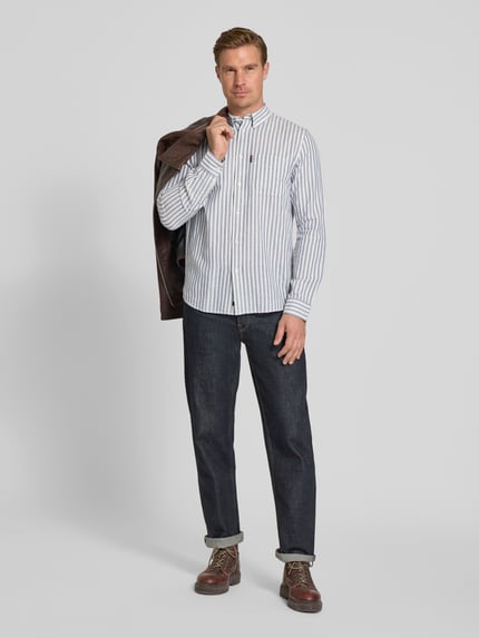 Männermodel trägt Regular Fit Freizeithemd mit Leinen-Anteil von PME Legend, Leinen-Baumwoll-Mix, Logo-Patch, Ganzkörperansicht von vorne.