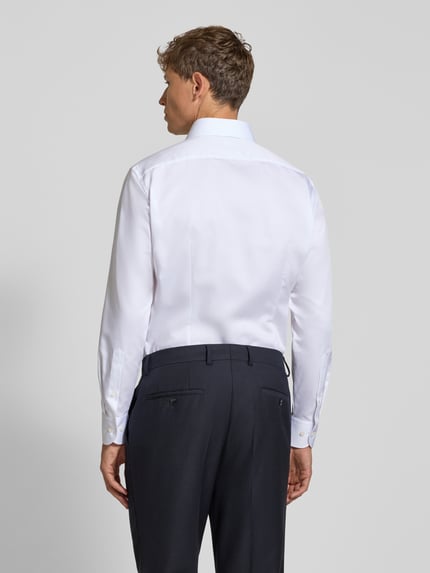 Männermodel trägt weißes Modern Fit Businesshemd aus reiner Baumwolle Modell 'Global Kent' von OLYMP, Ganzkörperansicht Rückansicht, Herren Businesshemd von OLYMP