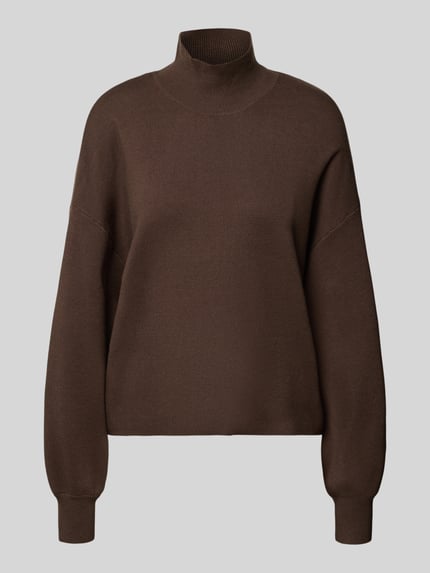 Produktfoto, brauner Strickpullover aus Viskose-Mix Modell 'Mercy East' von MSCH Copenhagen, strukturierte Oberfläche, Relaxed Fit, Stehkragen