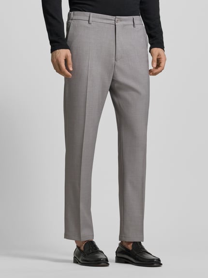 Männermodel draagt stoffen broek met bandplooien model 'Ajend' van Drykorn, materiaalmix met viscose, recht model, steekzakken, knoop- en ritssluiting, achterzakken, kleur lichtgrijs, binnenbeenlengte 76 cm, bandwijdte 42 cm bij maat 32/32, voorkant, detailopname bovenbenen.