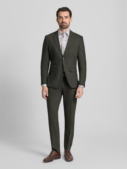 Männermodel trägt Regular Fit Business-Hemd aus Baumwolle mit Kentkragen von ETERNA, Allover-Look, Knopfleiste, Ganzkörperansicht von vorne.