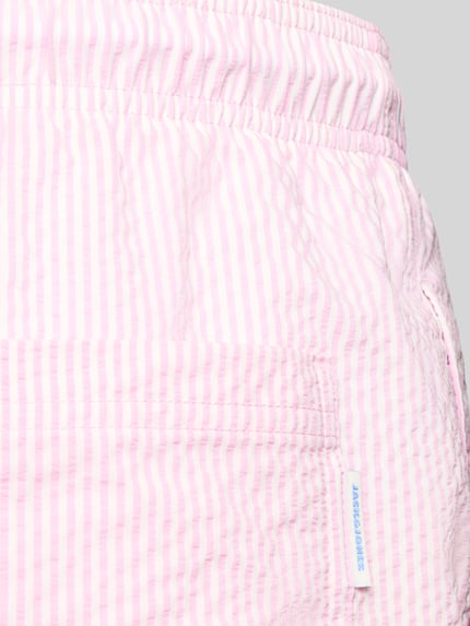 Produktfoto, Badehose aus Seersucker mit elastischem Bund Modell 'MAUI OCEAN' von Jack & Jones, Regular-Fit, rosa-weiß gestreift, Kordelzug, Seersucker-Struktur