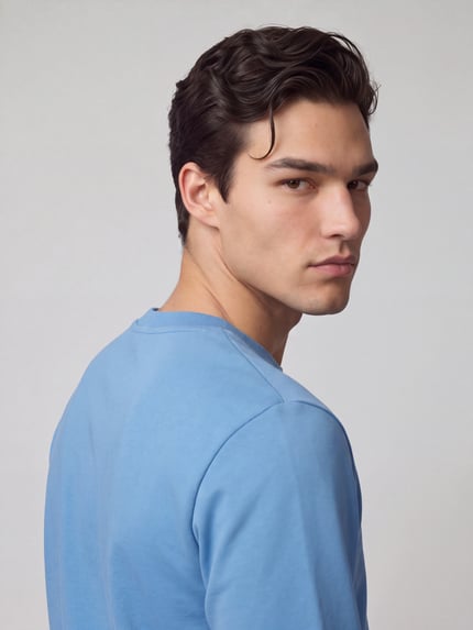 Männermodel trägt Regular Fit Sweatshirt aus reiner Baumwolle Modell 'Nespon' von HUGO, jednokolorowy, nadruk z motywem i logo, okrągły dekolt, rękawy długie, zakończenia prążkowane, wykończenie: dżersej, materiał: 100% bawełna, Nahaufnahme Oberkörper.