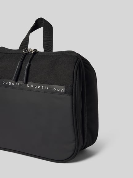 Produktfoto, Kulturtasche mit Label-Details Modell 'Blanc Delight' von bugatti in Schwarz, Hauptfach mit Reißverschluss, Tragehenkel, strukturierte Oberfläche, Maße 25x23x8 cm, Schulterriemen 16 cm.