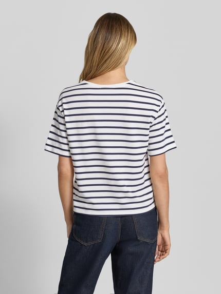 Vrouwenmodel draagt T-Shirt met borstzak en ronde hals van monari, recht model, katoen-modal mix, streeppatroon, ruglengte 54 cm, volledig achteraanzicht.