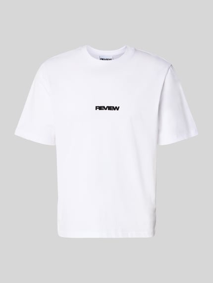 Produktfoto, weißes T-Shirt mit Logo und Rundhalsausschnitt von REVIEW, reine Baumwolle, Relaxed Fit, glatte Struktur, Vorderansicht