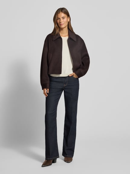 Frauenmodel trägt Jacke mit Eingrifftaschen Modell 'CANDYX' von MANGO in Dunkelbraun, Regular Fit, Umlegekragen, Material-Mix; Ganzkörperansicht von vorne.