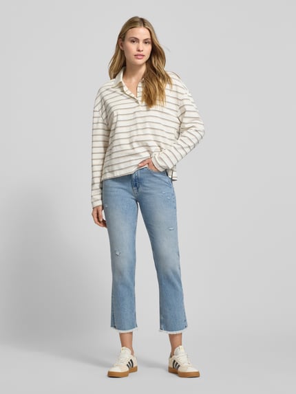 Frauenmodel trägt Straight Leg Jeans aus Baumwoll-Mix Modell 'LINDE' von Marc O'Polo in Blau, 5-Pocket-Design, Fransen, Ganzkörperansicht von vorne.