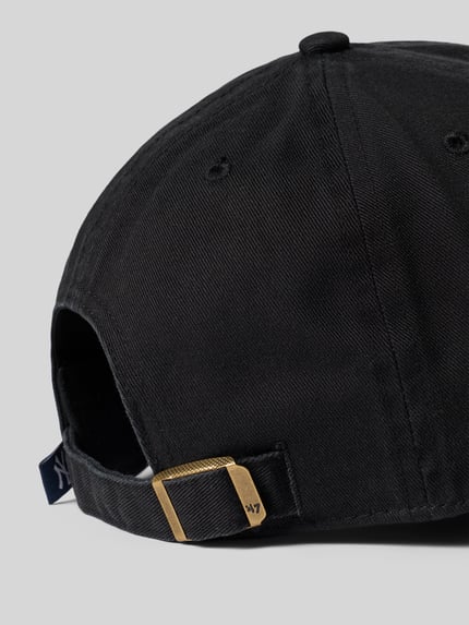 Produktfoto, Basecap aus reiner Baumwolle Modell 'NEYYAN' von '47, schwarze klassische Form, verstärkter Schirm, gesticktes Logo, verstellbarer Verschluss, eingestickte Luftlöcher, für Herren