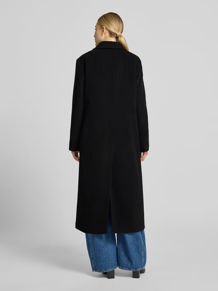 Frauenmodel trägt Regular Fit Mantel aus Woll-Mix mit Kaschmir-Anteil von FUCHS SCHMITT, schwarzer Stoff, glatte Struktur, Ganzkörperansicht Rückansicht. Rückenlänge 123 cm, Schulterbreite 44 cm, Brustweite 54 cm, Ärmellänge 61 cm.