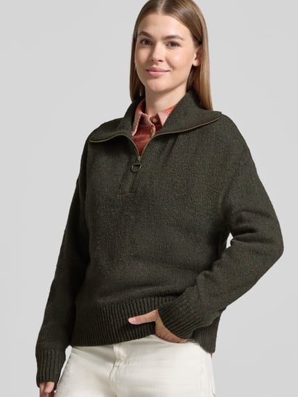Frauenmodel trägt Troyer mit Half Zip Reißverschluss von BARBOUR in melierter Strickoptik, Struktur, relaxed Fit, Longline, Nahaufnahme Oberkörper.