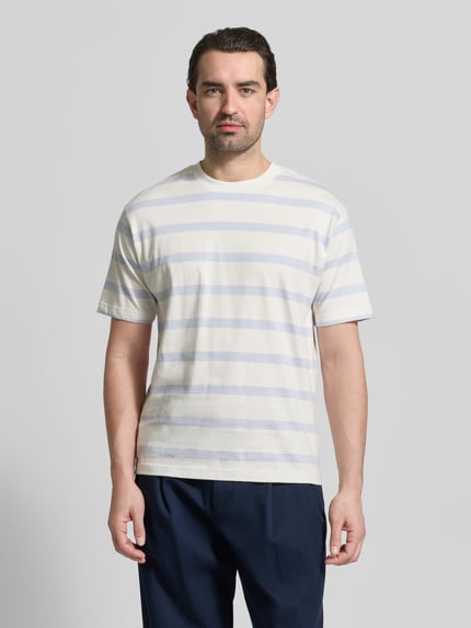 Männermodel trägt T-Shirt mit geripptem Rundhalsausschnitt von MCNEAL, Regular Fit, helle Streifen, Rückenlänge 74 cm, Ganzkörperansicht von vorne
