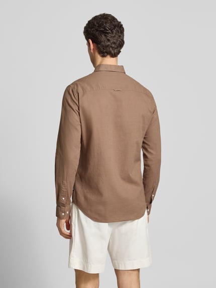 Männermodel trägt Regular Fit Freizeithemd mit Leinen-Anteil von Matinique, braun, glatte Textur, Rückenansicht, Ganzkörperansicht Rückansicht. Leinen-Baumwoll-Mix, Button-Down-Kragen, Knopfleiste, Brusttasche, Rückenlänge 64 cm, Schulterbreite 43 cm, Ärmellänge 68 cm.