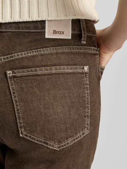 Frauenmodel trägt Straight Fit Jeans aus Baumwoll-Mix Modell 'MADISON' von Brax in Braun, grobe Jeansstruktur, Nahaufnahme Rückansicht, Damen Straight Fit Jeans von Brax.