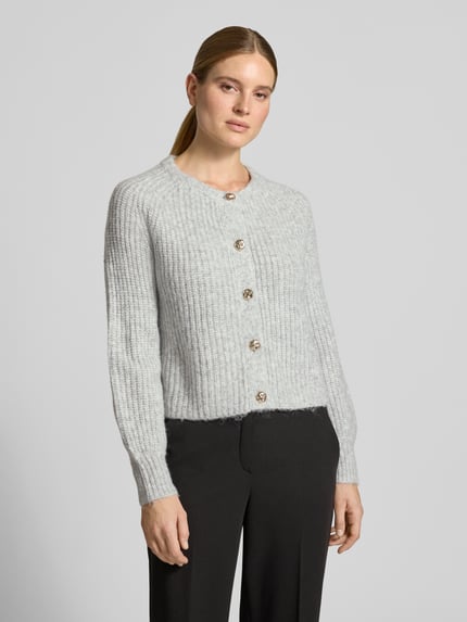Frauenmodel trägt Regular Fit Cardigan in Strick-Optik von Christian Berg Woman Selection in Hellgrau, Rundhalsausschnitt, durchgehende Knopfleiste, Ganzkörperansicht von vorne.