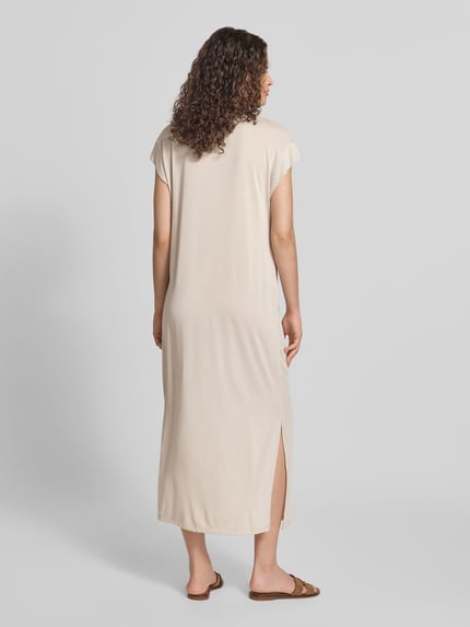 Frauenmodel trägt beiges Gerades Freizeitkleid aus Viskose-Mix Modell 'ANORA' von PIECES, Damen Freizeitkleid, Ganzkörperansicht Rückansicht.