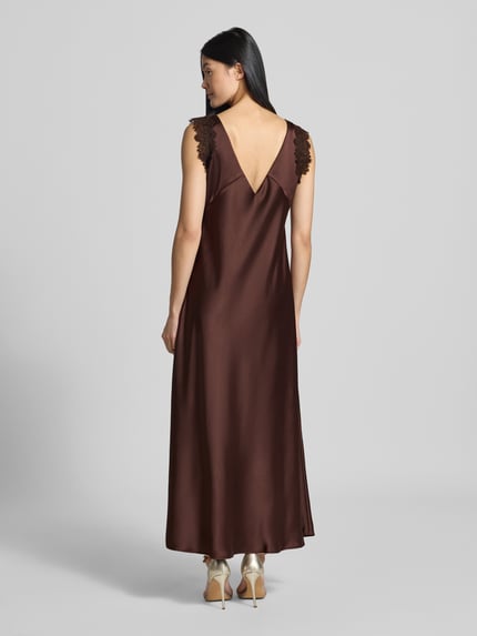 Frauenmodel trägt Midikleid aus Satin mit Spitzenbesatz von Luisa Cerano in Braun, ärmellos, tailliert, Ganzkörperansicht Rückansicht.