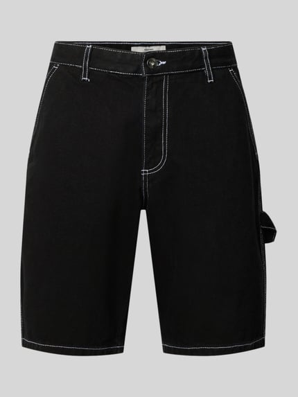 Produktfoto, Shorts mit Kontrastnähten Modell 'Mito' von Redefined Rebel, reine Baumwolle, schwarze Farbe, sichtbare weiße Nähte, Regular Fit, Eingrifftaschen, mittlere Länge, glatte Textur, Bundweite 44 cm, Innenbeinlänge 28 cm.