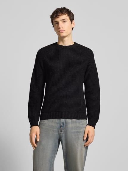 Männermodel trägt Regular Fit Strickpullover aus Baumwoll-Mix mit Woll-Anteil Modell 'LITUS' von Only & Sons, melierte Optik, Grobstrick, Ganzkörperansicht von vorne